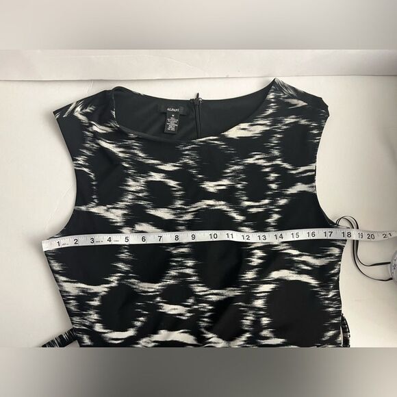 ALFANI Women’s abstract pleated Dress Size M with belt at the waist Round Neck - Picture 9 of 12